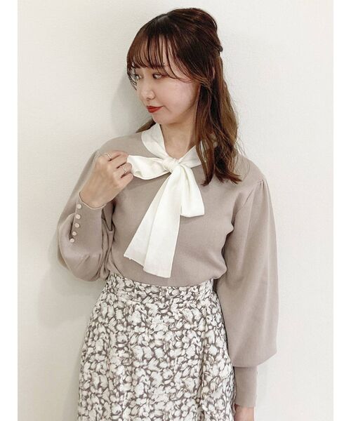 dazzlin（ダズリン）の「ボウタイボリュームニットトップス（ニット/セーター・レディース・ブラック/ベージュ/グレー/オフホワイト・FREE）」の4枚目の写真