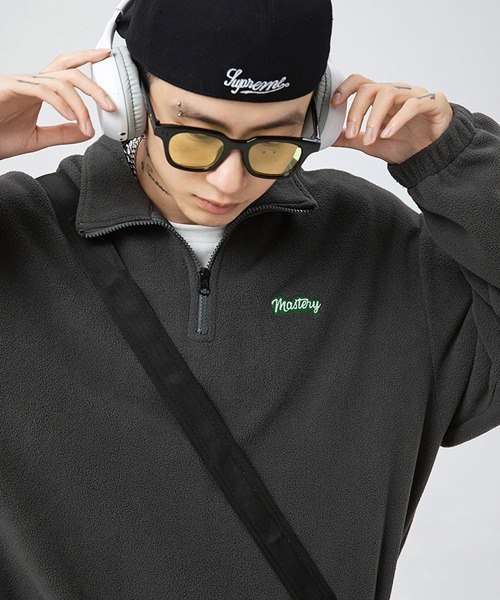 Ressaca(レサーカ)の「ワンポイントロゴ刺繍 フリースハーフジッププルオーバー(スウェット・メンズ・ブラック/チャコールグレー/ホワイト・S/M/L/XL)」の1枚目の写真