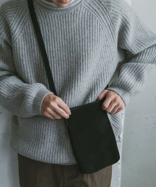 URBAN RESEARCH DOORS(アーバンリサーチドアーズ)の「スエードショルダーバッグ(ショルダーバッグ・メンズ・ブラック/ベージュ/ブラウン系その他・-)」の1枚目の写真