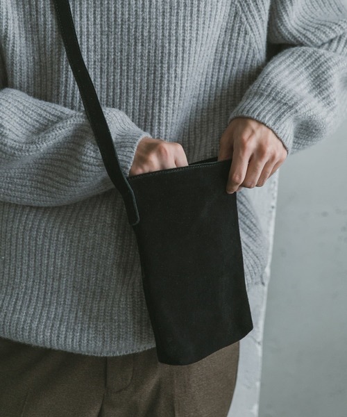 URBAN RESEARCH DOORS(アーバンリサーチドアーズ)の「スエードショルダーバッグ(ショルダーバッグ・メンズ・ブラック/ベージュ/ブラウン系その他・-)」の4枚目の写真