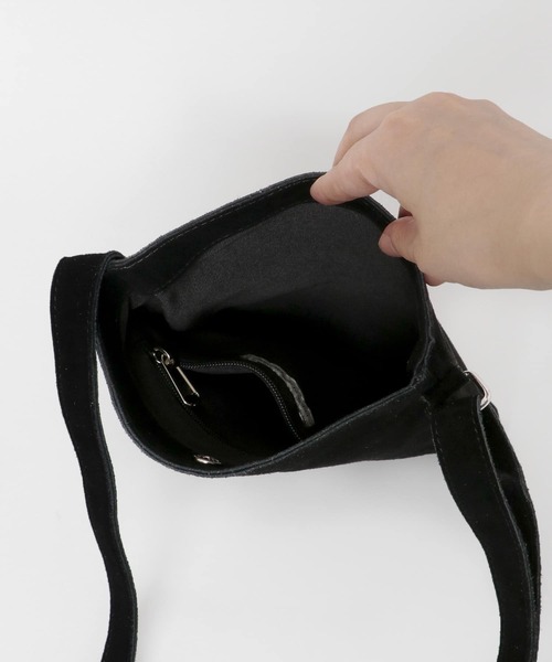 URBAN RESEARCH DOORS(アーバンリサーチドアーズ)の「スエードショルダーバッグ(ショルダーバッグ・メンズ・ブラック/ベージュ/ブラウン系その他・-)」の5枚目の写真