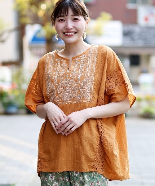 チチカカ(チチカカ)の「エコフレンドリー コットンxラクナウ刺繍プルオーバー(Tシャツ/カットソー・レディース・アイボリー/キャメル/イエロー・FREE)」の3枚目の写真