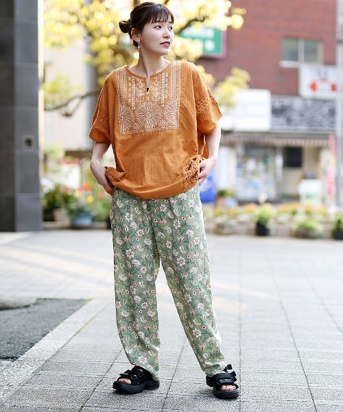 チチカカ(チチカカ)の「エコフレンドリー コットンxラクナウ刺繍プルオーバー(Tシャツ/カットソー・レディース・アイボリー/キャメル/イエロー・FREE)」の6枚目の写真