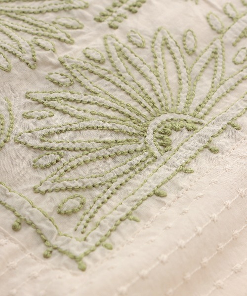 チチカカ(チチカカ)の「エコフレンドリー コットンxラクナウ刺繍プルオーバー(Tシャツ/カットソー・レディース・アイボリー/キャメル/イエロー・FREE)」の18枚目の写真