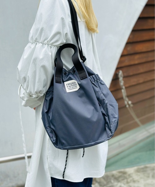 FREDRIK PACKERS（フレドリックパッカーズ）の「FREDRIK PACKERS / フレドリックパッカーズ / 210D BLOOM SHOULDER（ショルダーバッグ・レディース・ベージュ/ブラック/グレー・ONESIZE）」の2枚目の写真