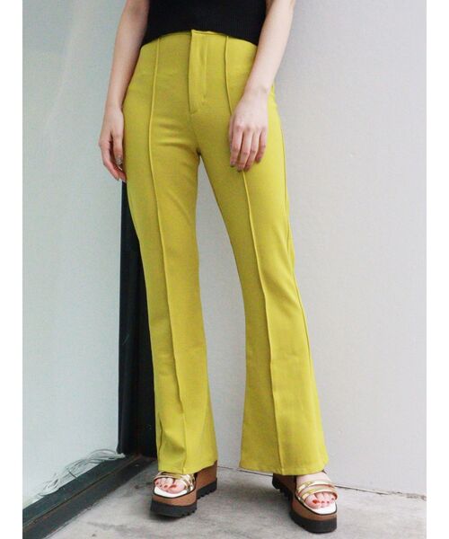 MURUA（ムルーア）の「スムースフィットフレアパンツ（スウェットパンツ・レディース・ブラック/イエロー/ブルー・1/2）」の3枚目の写真