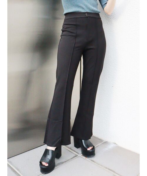 MURUA（ムルーア）の「スムースフィットフレアパンツ（スウェットパンツ・レディース・ブラック/イエロー/ブルー・1/2）」の2枚目の写真