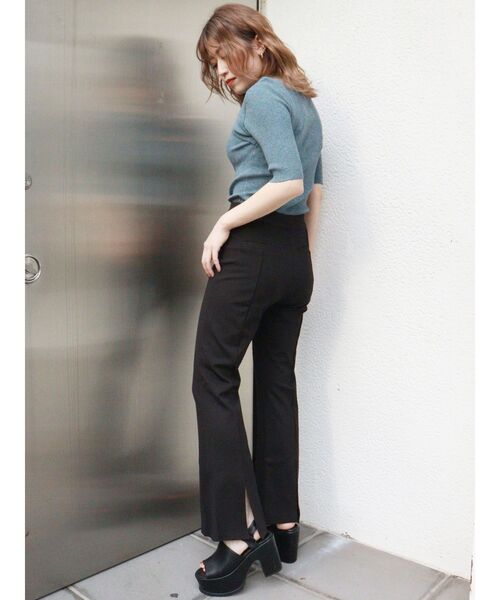 MURUA（ムルーア）の「スムースフィットフレアパンツ（スウェットパンツ・レディース・ブラック/イエロー/ブルー・1/2）」の5枚目の写真