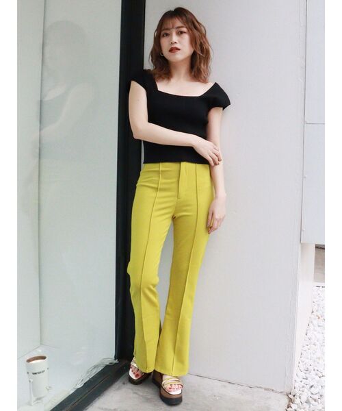 MURUA（ムルーア）の「スムースフィットフレアパンツ（スウェットパンツ・レディース・ブラック/イエロー/ブルー・1/2）」の10枚目の写真