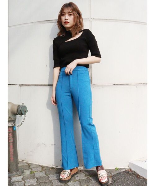 MURUA（ムルーア）の「スムースフィットフレアパンツ（スウェットパンツ・レディース・ブラック/イエロー/ブルー・1/2）」の11枚目の写真