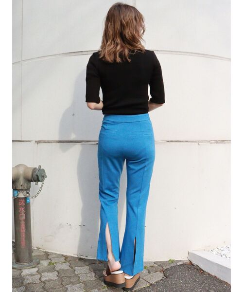 MURUA（ムルーア）の「スムースフィットフレアパンツ（スウェットパンツ・レディース・ブラック/イエロー/ブルー・1/2）」の12枚目の写真