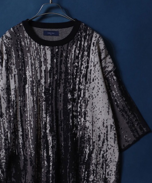 ANPAS（アンパス）の「Gradation ＆ Flower Pattern Oversized Double Jacquard Knit Pullover/グラデーション＆花柄 オーバーサイズ ダブルジャガード 5分袖 ニットプルオーバー（ニット/セーター・メンズ・ブラック系その他2/ブルー系その他/ベージュ系その他/ブラック系その他/グレー系その他/ブルー系その他2/ホワイト系その他/グレー系その他2・L/M）」の3枚目の写真