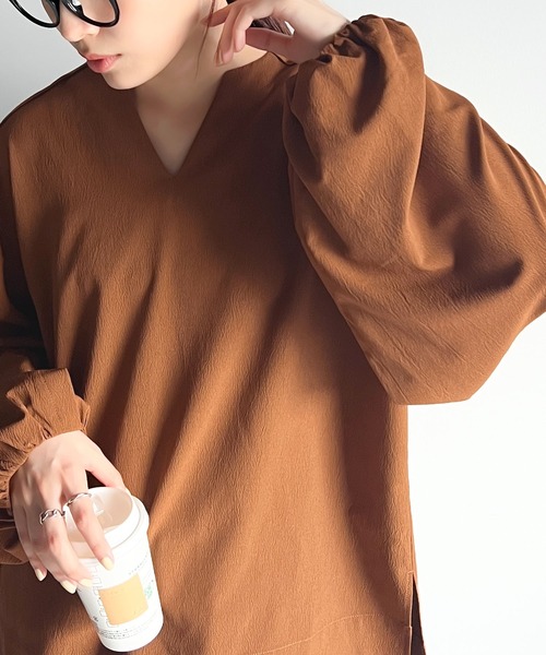 classicalelf(クラシカルエルフ)の「大人のナチュラルな抜け感。2way バルーン袖キーネックトップス(シャツ/ブラウス・レディース・ブラック/キャメル/パープル系その他/アイボリー/ブルー系その他/グレイッシュベージュ・SMALL/X-LARGE/MEDIUM/LARGE)」の6枚目の写真