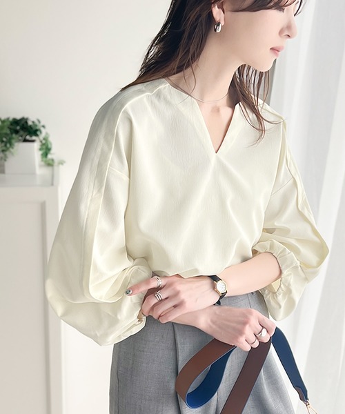 classicalelf(クラシカルエルフ)の「大人のナチュラルな抜け感。2way バルーン袖キーネックトップス(シャツ/ブラウス・レディース・ブラック/キャメル/パープル系その他/アイボリー/ブルー系その他/グレイッシュベージュ・SMALL/X-LARGE/MEDIUM/LARGE)」の2枚目の写真