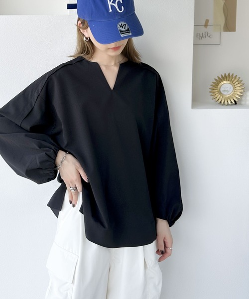 classicalelf(クラシカルエルフ)の「大人のナチュラルな抜け感。2way バルーン袖キーネックトップス(シャツ/ブラウス・レディース・ブラック/キャメル/パープル系その他/アイボリー/ブルー系その他/グレイッシュベージュ・SMALL/X-LARGE/MEDIUM/LARGE)」の7枚目の写真