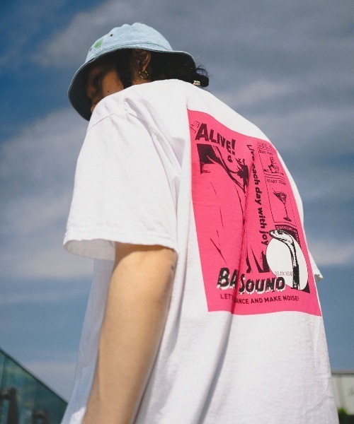 BAIT(ベイト)の「BAIT バックプリント 半袖Tシャツ/ポスター 235-BAT-TEE-006(Tシャツ/カットソー・メンズ・ホワイト/グレー/ブルー・LARGE/X-LARGE/MEDIUM)」の2枚目の写真