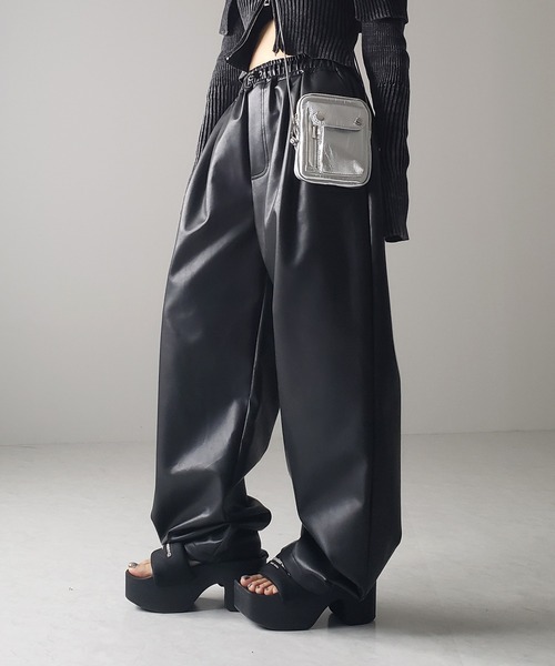 me+em select（ミームセレクト）の「※※【 ４size／２color 】ドロストフェイクレザーボリュームワイドパンツ（その他パンツ・レディース・アイボリー/ブラック・X-LARGE/LARGE/MEDIUM/SMALL）」の2枚目の写真
