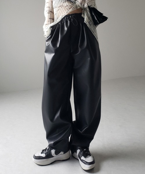 me+em select（ミームセレクト）の「※※【 ４size／２color 】ドロストフェイクレザーボリュームワイドパンツ（その他パンツ・レディース・アイボリー/ブラック・X-LARGE/LARGE/MEDIUM/SMALL）」の10枚目の写真