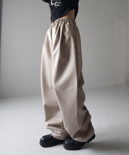 me+em select（ミームセレクト）の「※※【 ４size／２color 】ドロストフェイクレザーボリュームワイドパンツ（その他パンツ・レディース・アイボリー/ブラック・X-LARGE/LARGE/MEDIUM/SMALL）」の8枚目の写真