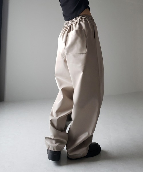 me+em select（ミームセレクト）の「※※【 ４size／２color 】ドロストフェイクレザーボリュームワイドパンツ（その他パンツ・レディース・アイボリー/ブラック・X-LARGE/LARGE/MEDIUM/SMALL）」の15枚目の写真