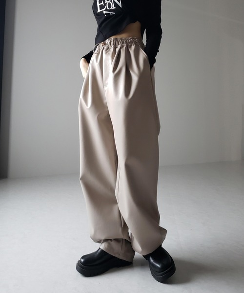 me+em select（ミームセレクト）の「※※【 ４size／２color 】ドロストフェイクレザーボリュームワイドパンツ（その他パンツ・レディース・アイボリー/ブラック・X-LARGE/LARGE/MEDIUM/SMALL）」の5枚目の写真