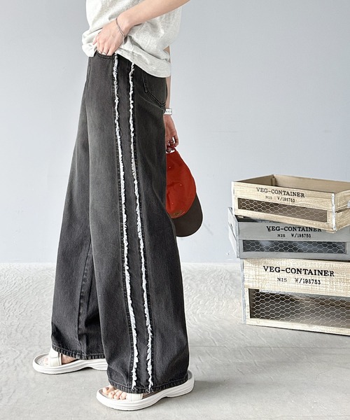 Java（ジャバ）の「《JaVaジャバコラボ》一瞬でシルエットもキマル！ 配色 × フリンジデザイン。 綿100% サイド フリンジ ワイドルーズ オーバーサイズ デニムパンツ（デニムパンツ・レディース・ワンウォッシュ/ブラック/ブルー/その他1・SMALL/LARGE/MEDIUM/X-LARGE）」の17枚目の写真