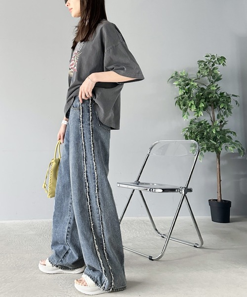 Java（ジャバ）の「《JaVaジャバコラボ》一瞬でシルエットもキマル！ 配色 × フリンジデザイン。 綿100% サイド フリンジ ワイドルーズ オーバーサイズ デニムパンツ（デニムパンツ・レディース・ワンウォッシュ/ブラック/ブルー/その他1・SMALL/LARGE/MEDIUM/X-LARGE）」の11枚目の写真