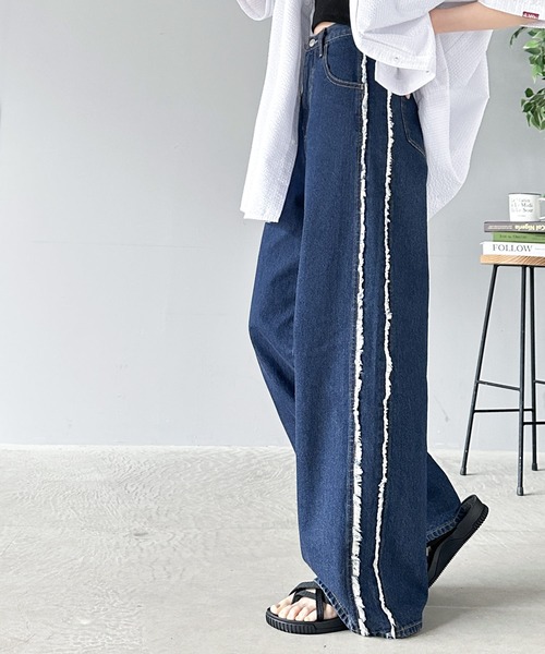 Java（ジャバ）の「《JaVaジャバコラボ》一瞬でシルエットもキマル！ 配色 × フリンジデザイン。 綿100% サイド フリンジ ワイドルーズ オーバーサイズ デニムパンツ（デニムパンツ・レディース・ワンウォッシュ/ブラック/ブルー/その他1・SMALL/LARGE/MEDIUM/X-LARGE）」の14枚目の写真