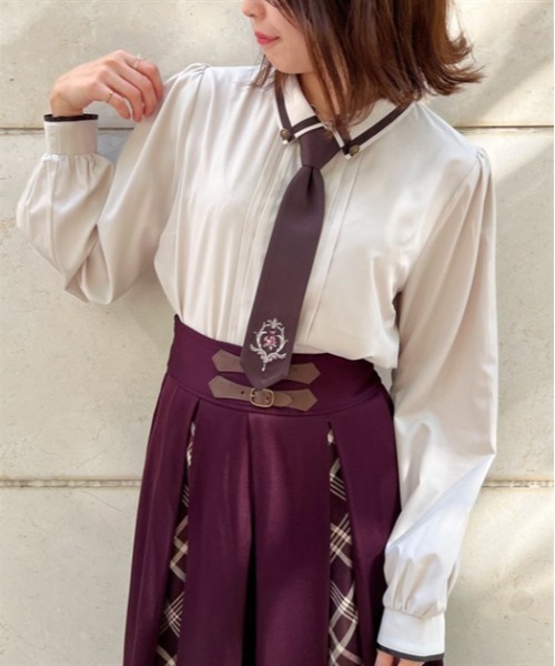 ArguE CulturE ネクタイ付き長袖シャツプリント刺繍ブラウスゆる axes femme（アクシーズファム）の「エンブレム刺繍ネクタイ付