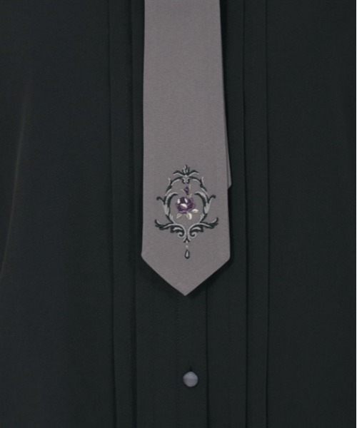 axes femme（アクシーズファム）の「エンブレム刺繍ネクタイ付ブラウス