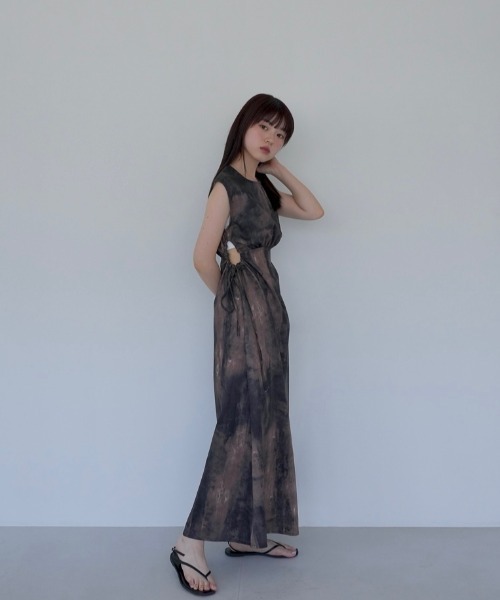 Uenui（ウニュイ）の「サイドホール ワンピース 肌見せ ヘルシー マーブル スリーブレス ロングワンピース（ワンピース・レディース・ブラウン・FREE）」の3枚目の写真