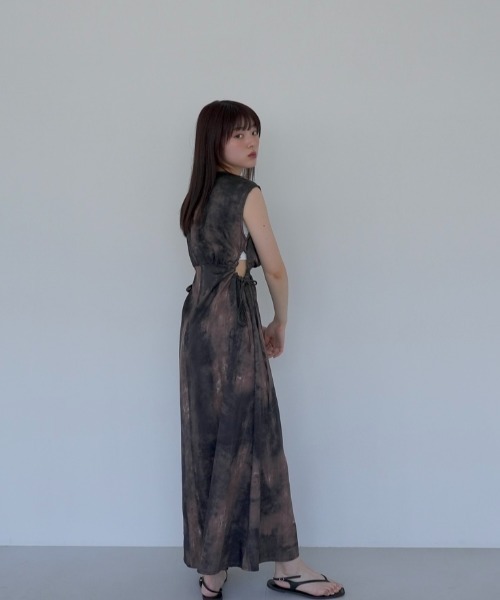 Uenui（ウニュイ）の「サイドホール ワンピース 肌見せ ヘルシー マーブル スリーブレス ロングワンピース（ワンピース・レディース・ブラウン・FREE）」の10枚目の写真