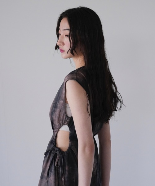 Uenui（ウニュイ）の「サイドホール ワンピース 肌見せ ヘルシー マーブル スリーブレス ロングワンピース（ワンピース・レディース・ブラウン・FREE）」の16枚目の写真