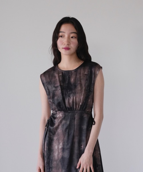 Uenui（ウニュイ）の「サイドホール ワンピース 肌見せ ヘルシー マーブル スリーブレス ロングワンピース（ワンピース・レディース・ブラウン・FREE）」の18枚目の写真