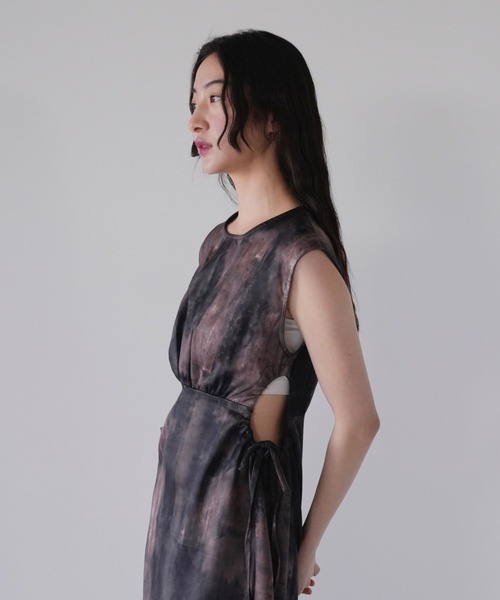 Uenui（ウニュイ）の「サイドホール ワンピース 肌見せ ヘルシー マーブル スリーブレス ロングワンピース（ワンピース・レディース・ブラウン・FREE）」の22枚目の写真
