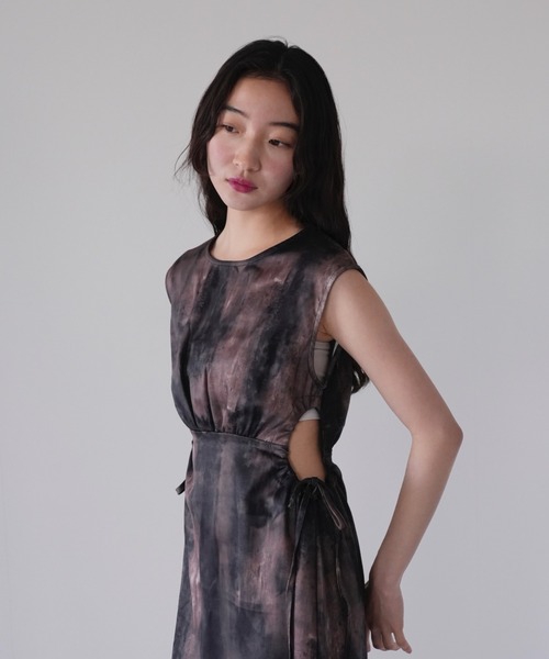 Uenui（ウニュイ）の「サイドホール ワンピース 肌見せ ヘルシー マーブル スリーブレス ロングワンピース（ワンピース・レディース・ブラウン・FREE）」の19枚目の写真