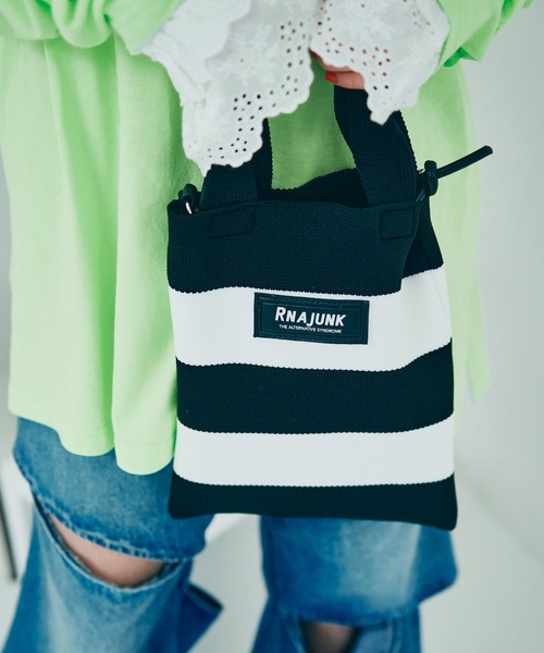 RNA（アールエヌエー）の「E4977 ボーダーニットＢＡＧ（ショルダーバッグ・レディース・ブラック×ホワイト/ライトピンク・FREE）」の2枚目の写真