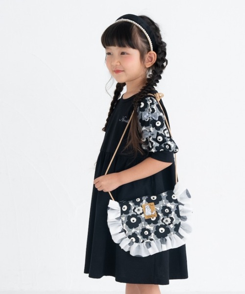 nino（ニノ）の「ポシェット　ミニバラ＆ポピープリント（ショルダーバッグ・キッズ・ブラック/レッド・M）」の2枚目の写真