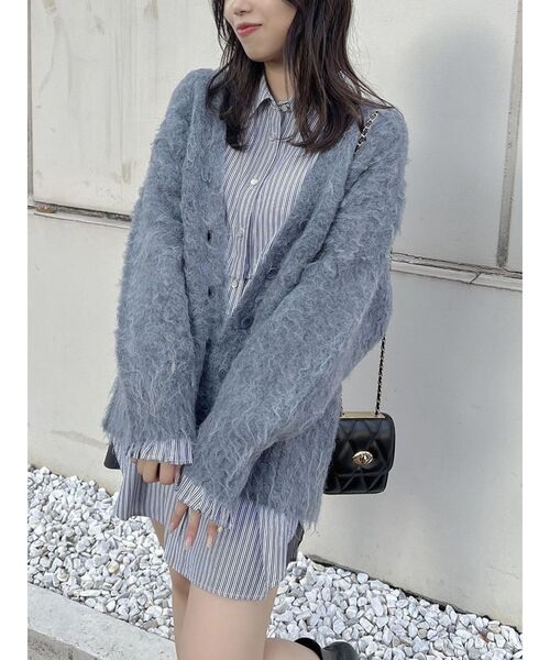 dazzlin(ダズリン)の「ボリュームシャギーミドルカーディガン(カーディガン/ボレロ・レディース・グレー/ネイビー/ブラウン/オフホワイト・FREE)」の4枚目の写真