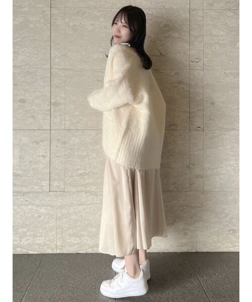 dazzlin(ダズリン)の「ボリュームシャギーミドルカーディガン(カーディガン/ボレロ・レディース・グレー/ネイビー/ブラウン/オフホワイト・FREE)」の11枚目の写真