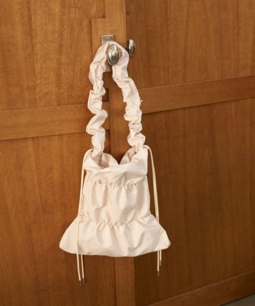 mysty woman(ミスティウーマン)の「シャーリングナイロンBAG 104197(ショルダーバッグ・レディース・ライトグリーン/ホワイト系その他・FREE)」の2枚目の写真