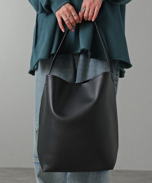 GUSCIO（グッシオ）の「【グッシオベーシック】ワンショルダートートバッグ（トートバッグ・レディース・アイボリー/ブラック/グレー/ベージュ/ブラック系その他/ダークブラウン・FREE）」の4枚目の写真