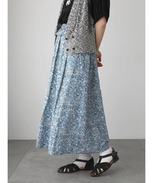 TSUHARU by Samansa Mos2（ツハルバイサマンサモスモス）の「【LIBERTY】Strawberry Meadow柄スカート（スカート・レディース・ブルー/ブラック・F）」の3枚目の写真