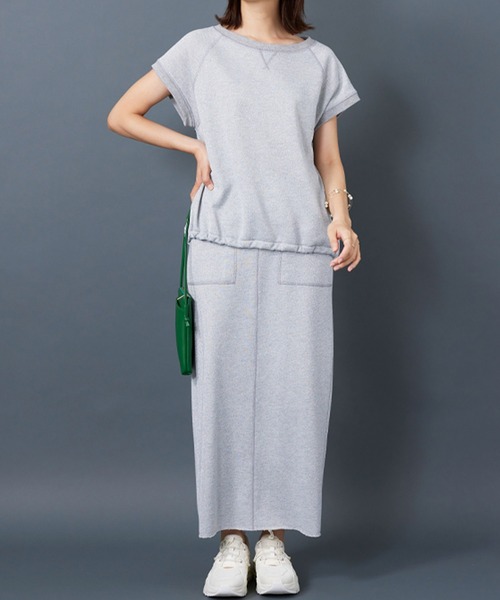 BELLUNA PLUS（ベルーナ）の「ラメ入り裏毛素材プルオーバー（Tシャツ/カットソー・レディース・チャコールグレー/ライトグレー・MEDIUM）」の6枚目の写真