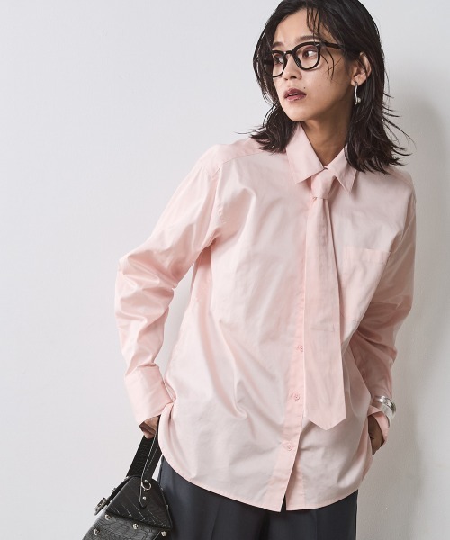 CHIC STYLE(シックスタイル)の「綿100%ネクタイ付シャツ <大きいサイズ有>シックスタイル (シャツ/ブラウス・レディース・ブルー/サーモンピンク・3L/LL/L/M/5L/4L)」の1枚目の写真