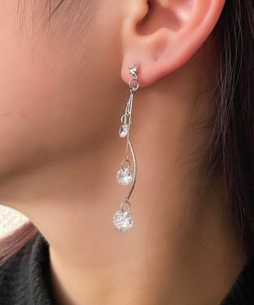 ciite'(シーテ)の「ジュエルロングチェーン & ウェーブライン ドロップピアス (両耳用)(ピアス(両耳用)・レディース・ゴールド/シルバー・FREE)」の6枚目の写真