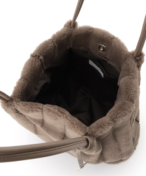 OPAQUE.CLIP（オペークドットクリップ）の「◆【A4サイズ対応/マチ付き】ストライプフェイクファートートバッグ（ショルダーバッグ・レディース・ベージュ/グレー/アイボリー/ブラック/ブラウン系・00）」の16枚目の写真