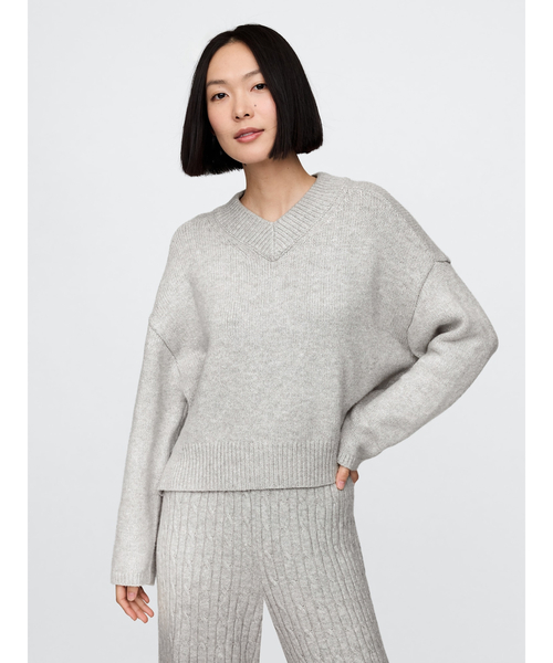 GAP(ギャップ)の「CashSoft カシミヤタッチ オーバーサイズ Vネックセーター(ニット/セーター・レディース・ブルー/ブラック/アイボリー/ミント/ピンク/ライトグレー・M/XL/S/L/XXS/XS)」の4枚目の写真