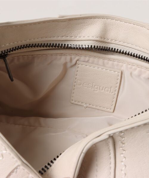 Desigual（デシグアル）の「スタッズアクセントホワイトショルダーバッグ（ボディバッグ/ウエストポーチ・レディース・ホワイト・FREE）」の4枚目の写真