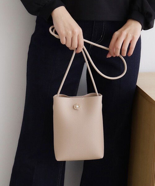 index（インデックス）の「【クリアポケット付】フラワーパーツ合皮ミニショルダーバッグ（ショルダーバッグ・レディース・グレー/ブラック/ベージュ・00）」の8枚目の写真